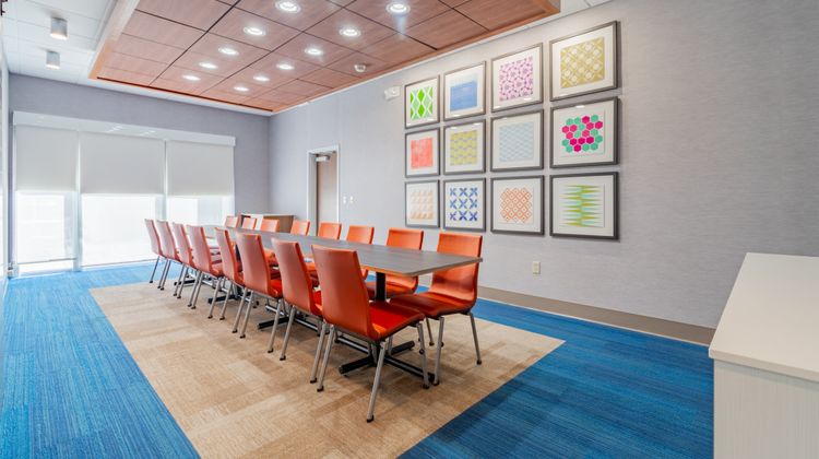 Holiday Inn Express & Suites Marion Meeting