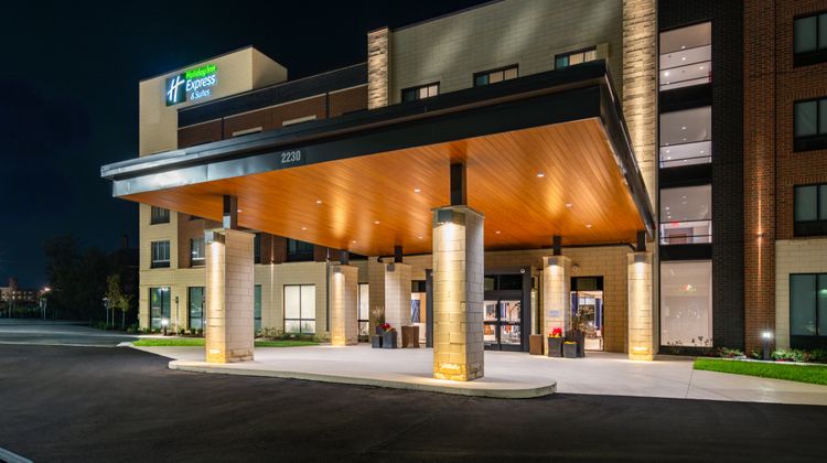 Holiday Inn Express & Suites West Exterior