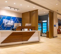 Holiday Inn Express & Suites West Exterior