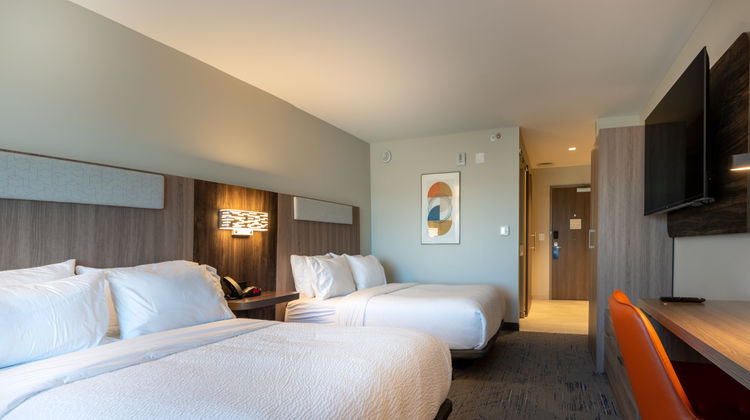 Holiday Inn Express & Suites West Room