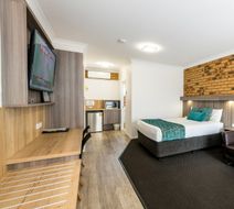 Central Motor Inn Room