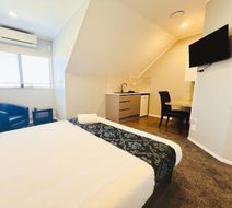 Camelot Motor Inn Room