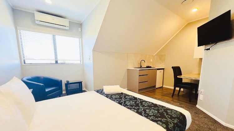 Camelot Motor Inn Room