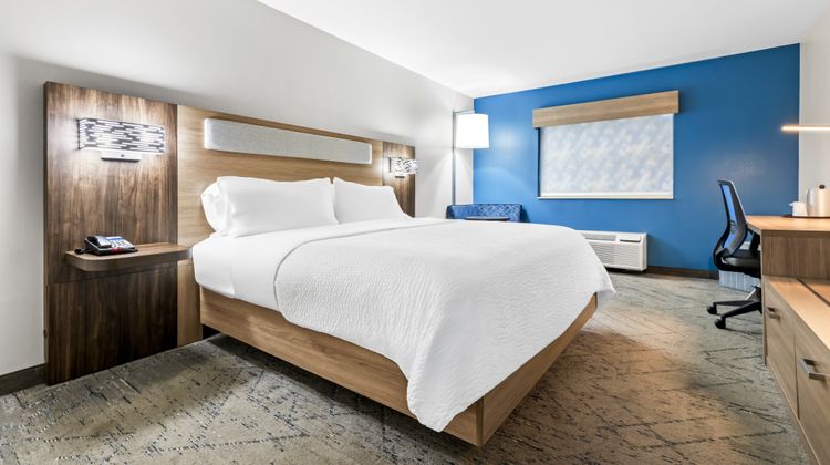 Holiday Inn Express & Suites Florence NE Room