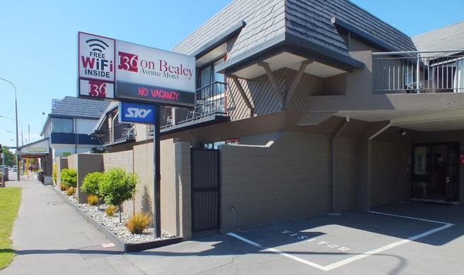 136 On Bealey Motel Exterior