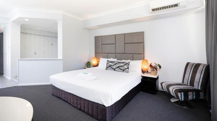 Island Palms Motor Inn Suite