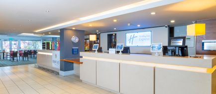 Holiday Inn Express Northampton Exterior