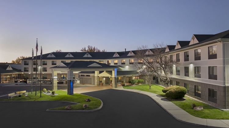 Holiday Inn Express & Suites Exterior
