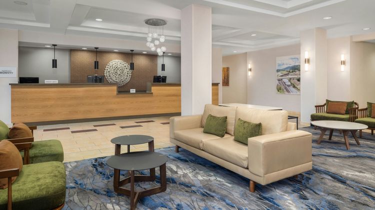 Fairfield Inn & Suites Cumberland Lobby