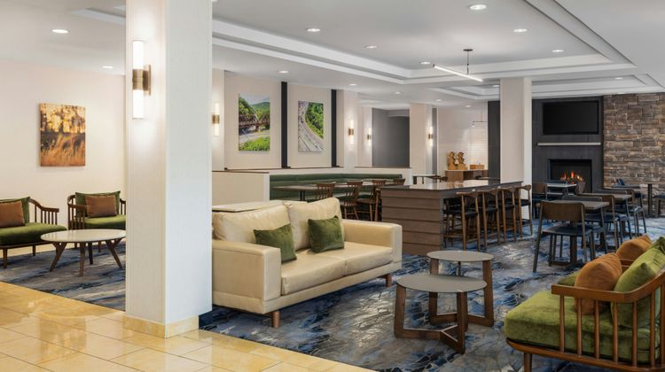 Fairfield Inn & Suites Cumberland Lobby