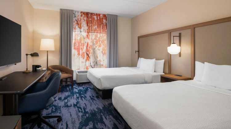 Fairfield Inn & Suites Cumberland Room