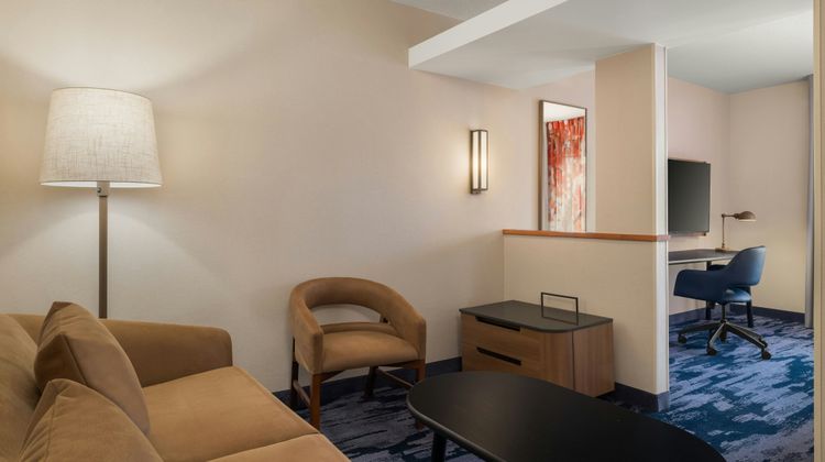 Fairfield Inn & Suites Cumberland Room