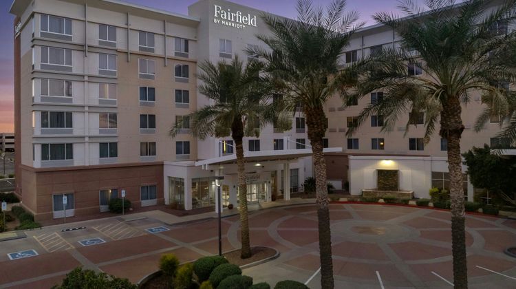 Fairfield Inn & Suites Fashion Center Exterior