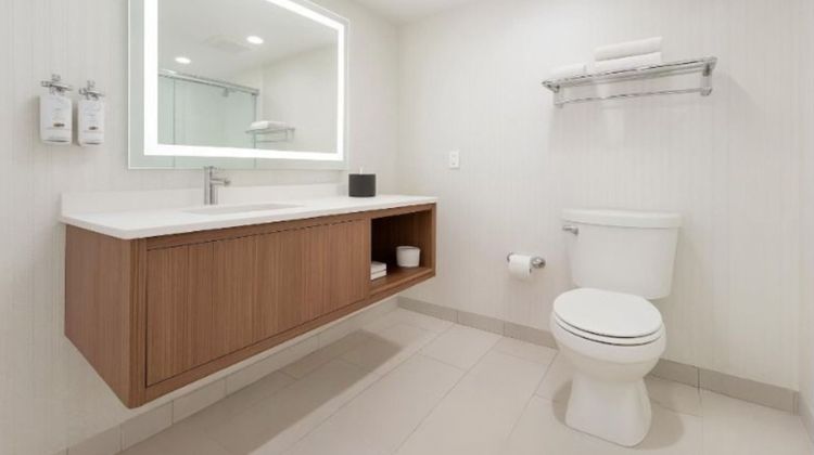 Holiday Inn & Suites Mississauga Room