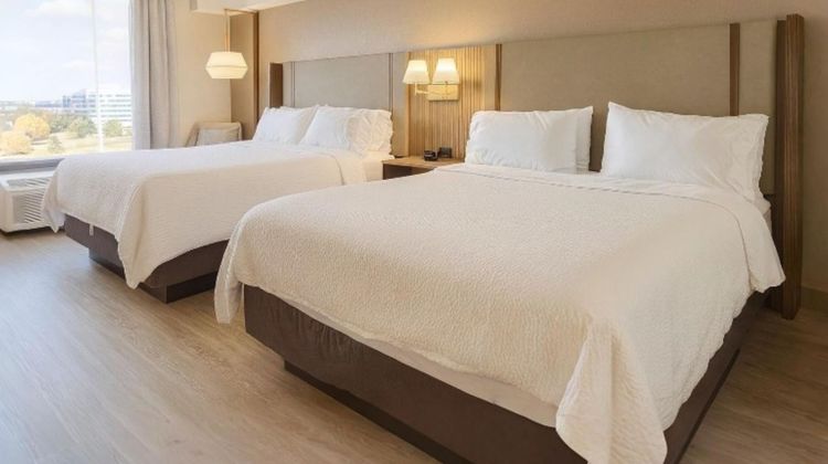 Holiday Inn & Suites Mississauga Room