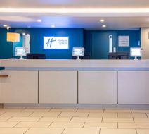 Holiday Inn Express Warwick Exterior