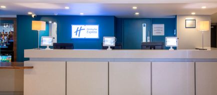 Holiday Inn Express Warwick Exterior