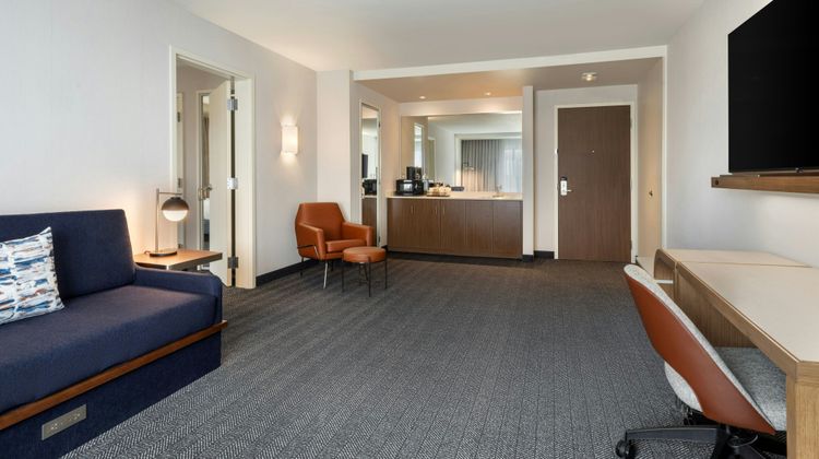 Courtyard Redwood City Suite