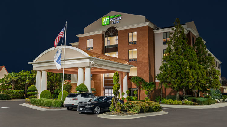 Holiday Inn Express Hotel & Suites Exterior