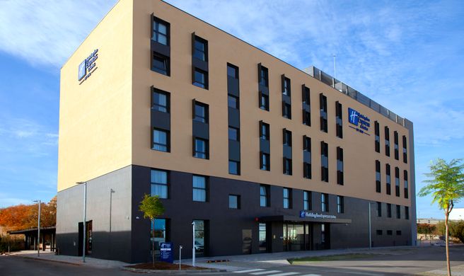 Holiday Inn Exp Suites Sabadell Exterior