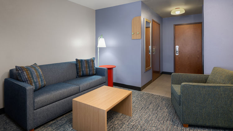 Garner Hotel Brookings Suite