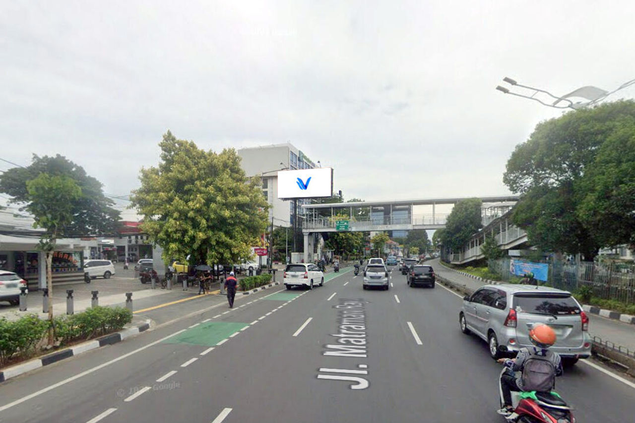 Billboard Jl. Matraman Raya (Depan Toko Buku Gramedia), Jakarta Timur