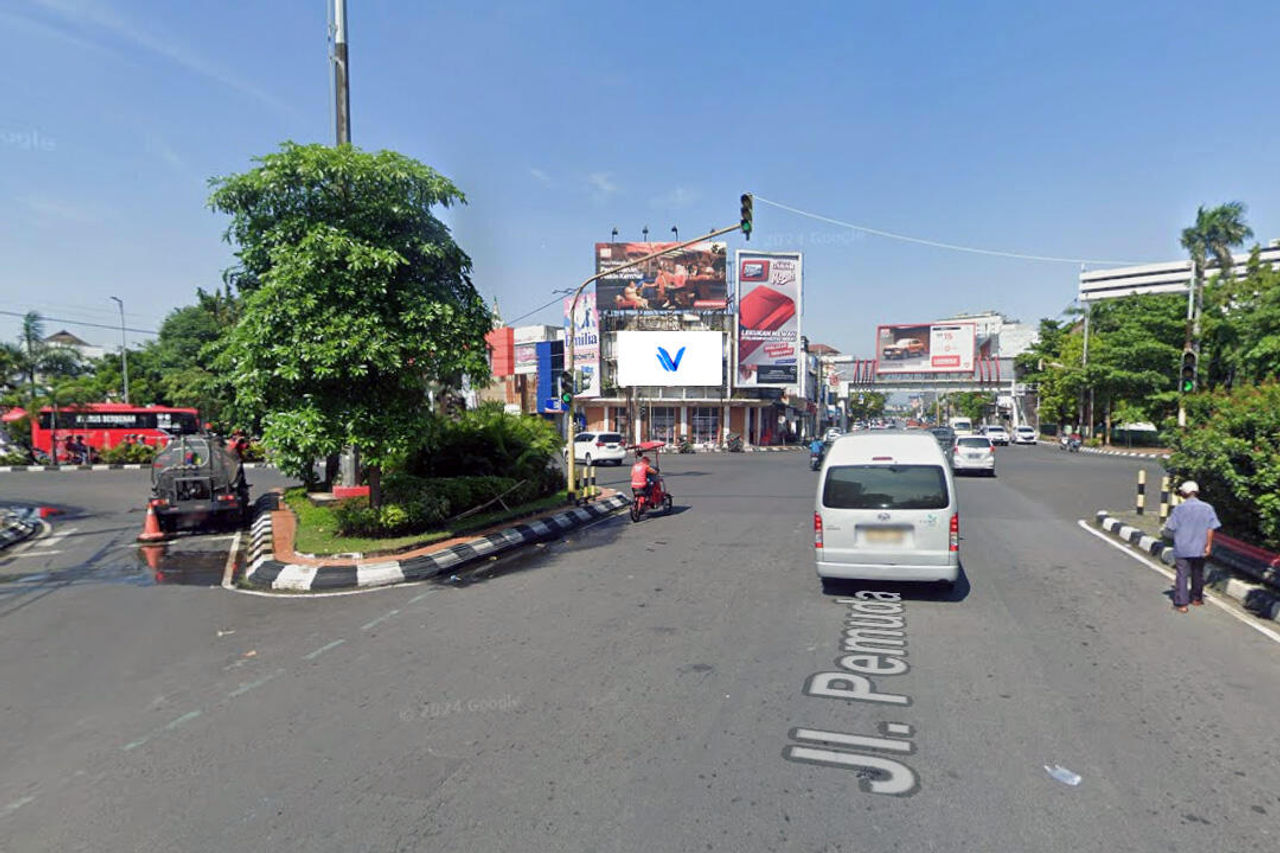 Billboard Jl. Pemuda perempatan Alun alun Kota Semarang