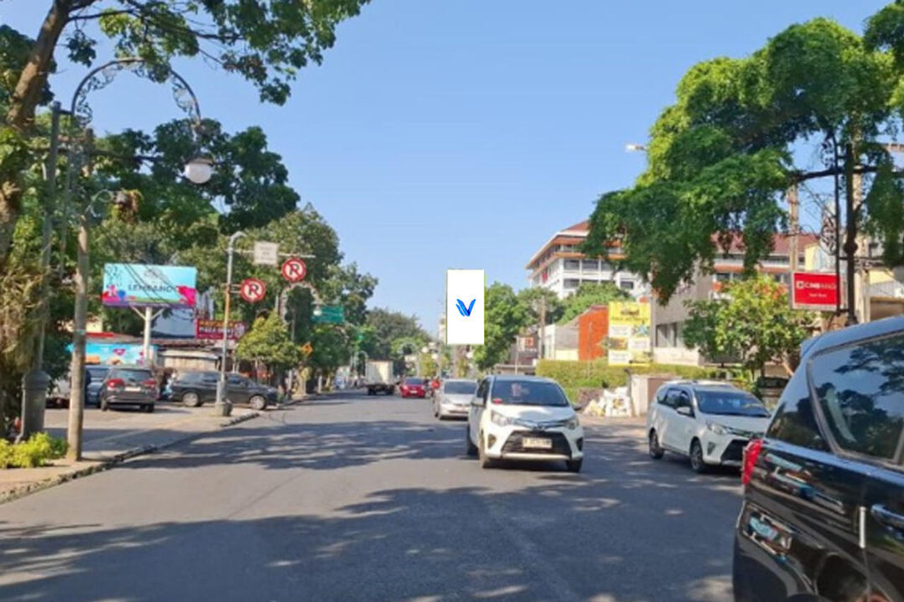 Billboard JL. Riau (L.L.R.E. Martadinata), Bandung