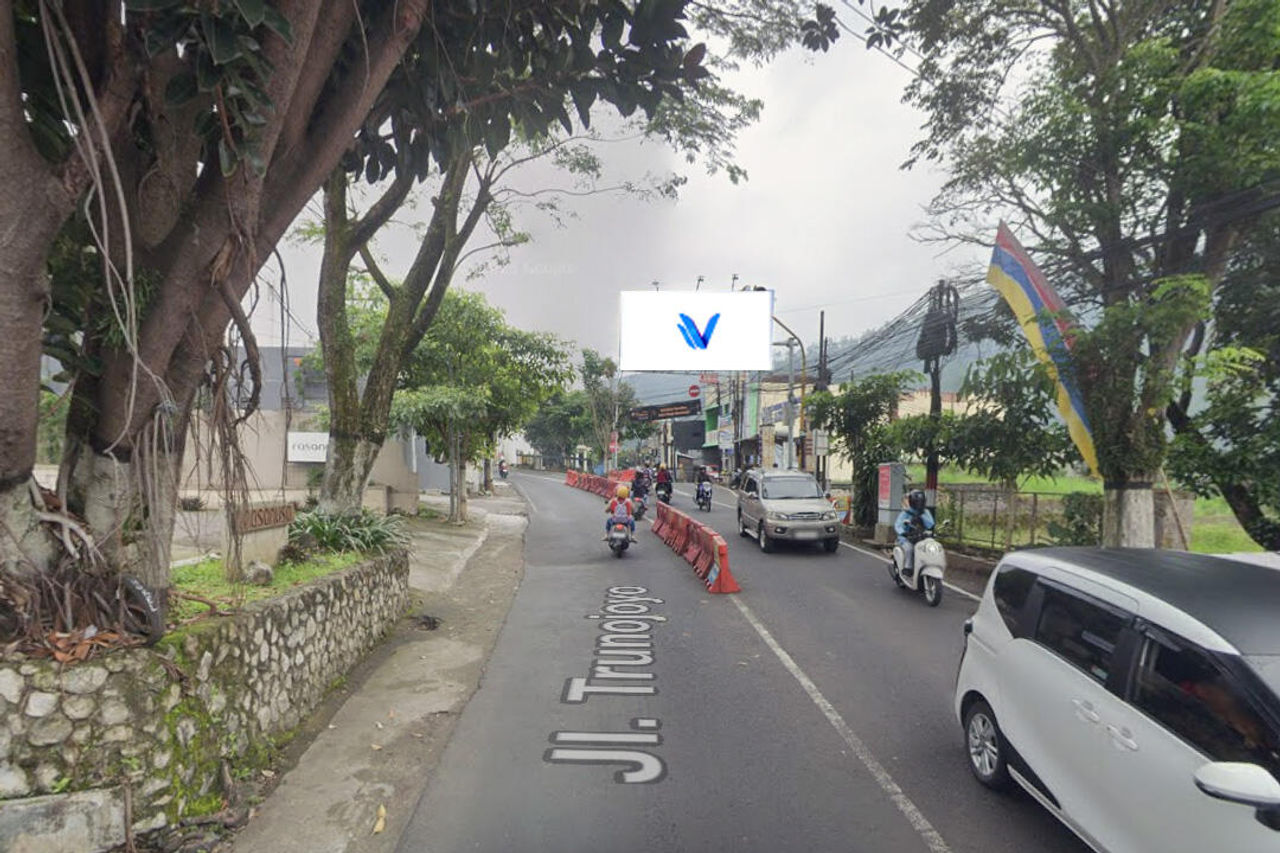 Billboard Jl. Tunojoyo - Songgokerto ( Pertigaan ) Batu, Malang