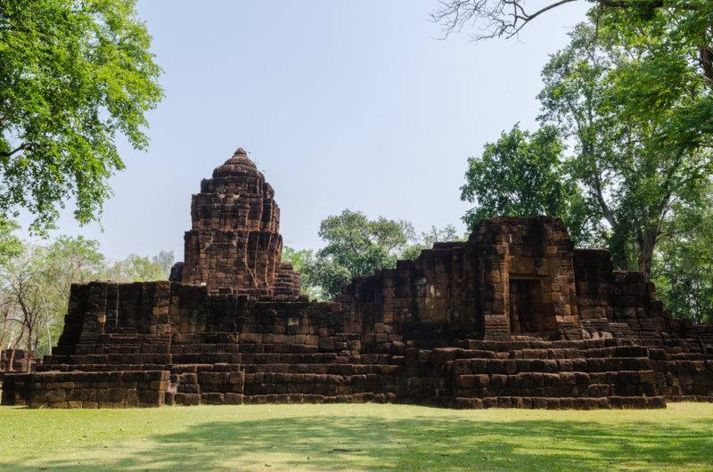 อุทยานประวัติศาสตร์เมืองสิงห์ หรือปราสาทเมืองสิงห์ ที่เที่ยวกาญจนบุรีอีกหนึ่งที่ที่เป็นเมืองโบราณที่ปรากฏวัฒนธรรมขอมอันเคยรุ่งเรืองครั้งอดีต
