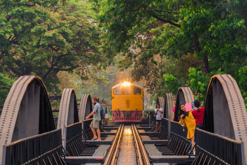 ที่เที่ยวถ่ายรูปสวยยอดนิยมของกาญจนบุรี ต้องที่ สะพานข้ามแม่น้ำแคว