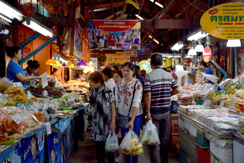ตลาดน้ำดอนหวายเป็นตลาดที่ดังมาก หนึ่งในที่เที่ยวไม่ไกลกรุงเทพที่ใคร ๆ ก็ชอบ