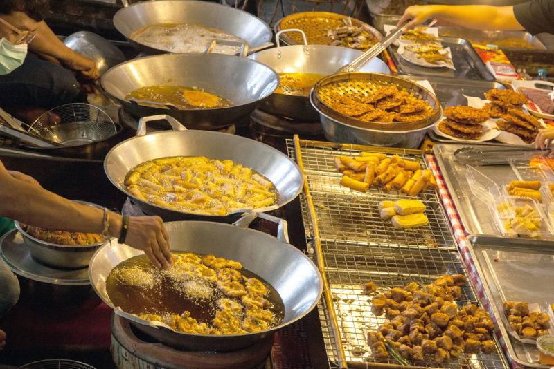 ตลาดน้ำวัดลำพญา เป็นตลาดที่อยู่ริมฝั่งแม่น้ำท่าจีนหน้าวัดลำพญา ซึ่งเป็นที่เที่ยวไม่ไกลจากกรุงเทพที่ควรลองไปสักครั้ง