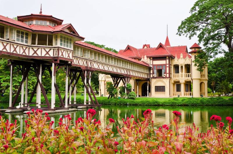 พระราชวังสนามจันทร์ ถือเป็นที่เที่ยวนครปฐมที่ขึ้นชื่ออีกที่หนึ่ง ตั้งอยู่ใกล้ ๆ กับพระปฐมเจดีย์