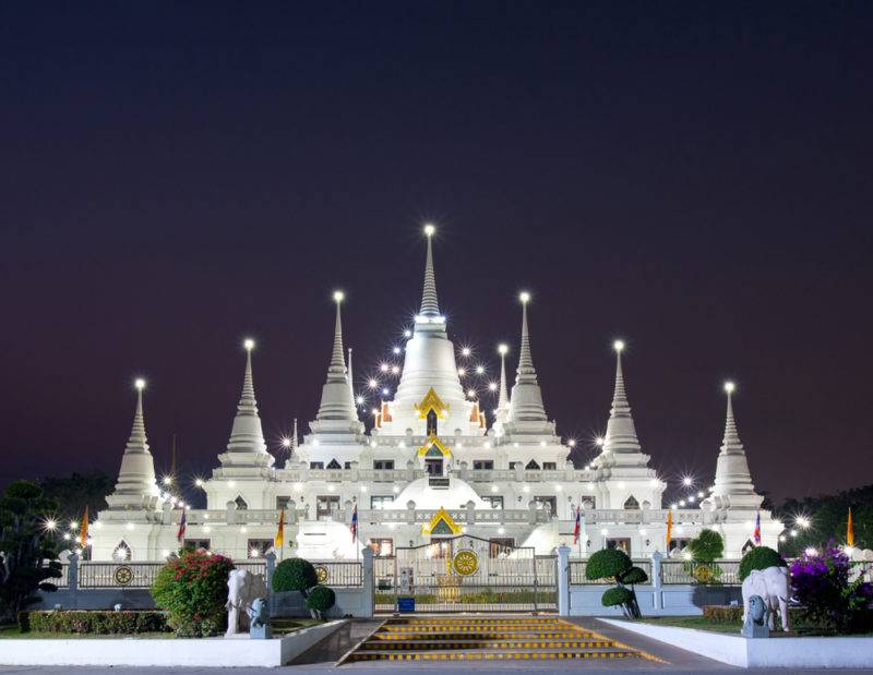 อโศการาม หรือ วัดนาแม่ขาว เป็นวัดที่พื้นที่ทั้งหมด 53 ไร่ สร้างขึ้นเมื่อปี 2505 ถือเป็นวัดที่มีความสวยงามเป็นอย่างมาก