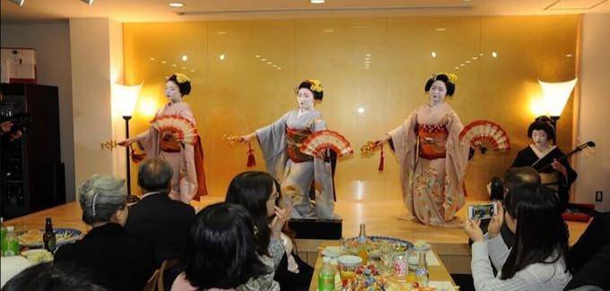 Traditional Maiko performance.