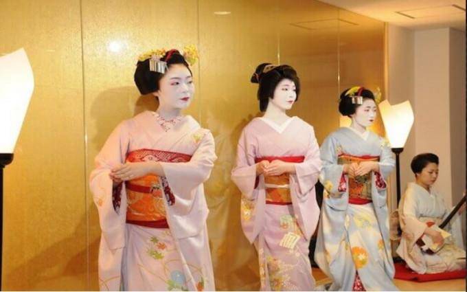Traditional Maiko performance.