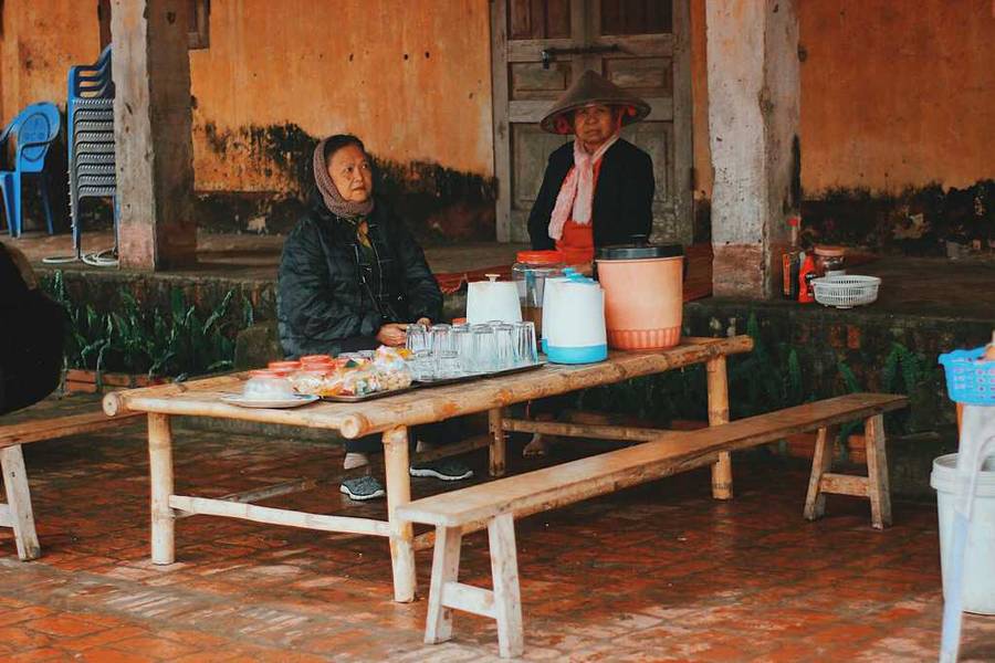 Làng cổ Đường Lâm quán nước ven đường