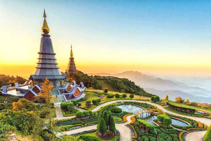เจดีย์ตั้งอยู่บนยอดดอยสองยอดใกล้เคียงกัน ท่ามกลางธรรมชาติที่งดงามและอุดมสมบูรณ์ เชื่อว่าเป็นที่เที่ยวดอยอินทนนท์ที่ทำให้ผู้มาเยือนอิ่มต