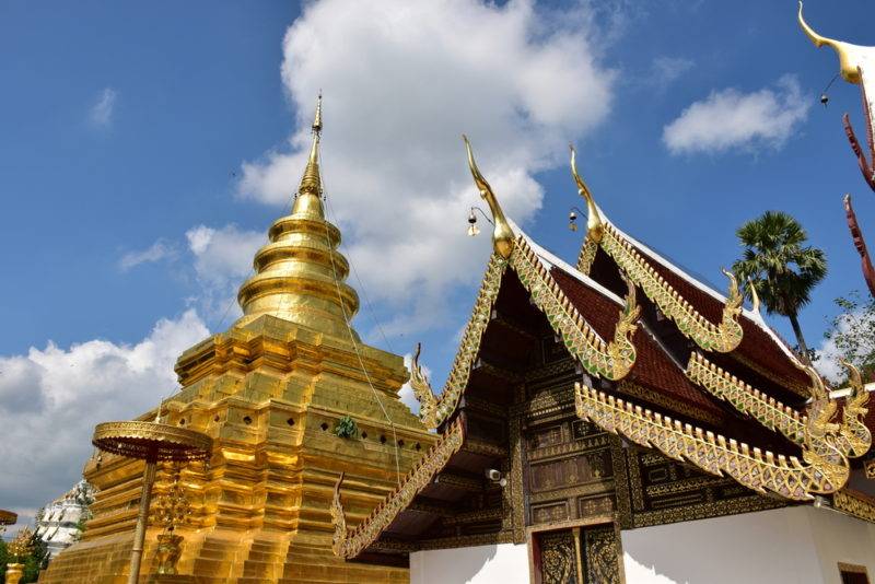 วัดพระธาตุศรีจอมทองวรวิหาร เป็นวัดคู่บ้านคู่เมืองของอำเภอจอมทอง เป็นอีกหนึ่งที่เที่ยวดอยอินทนนท์เป็นวัดประจำปีนักษัตรปีชวด