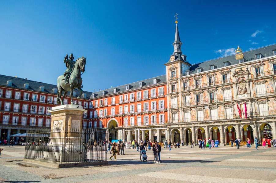 plaza full of people