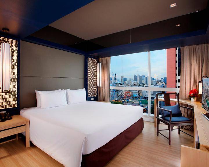 Oakwood Residence Sukhumvit 24 Bangkok is a modern hotel near BTS Phrom Phong, just a 3-minute walk from the station.