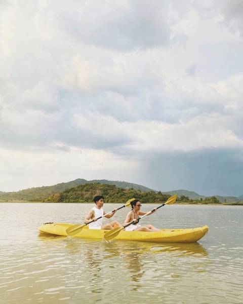 Chèo thuyền kayak trên hồ Lắk