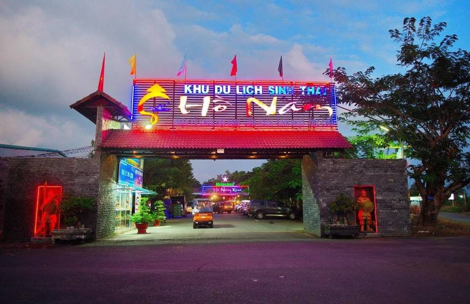 Lối vào khu du lịch sinh thái Hồ Nam
