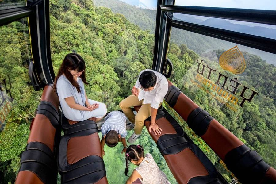 Đi cáp treo tại Làng Nương Yên Tử