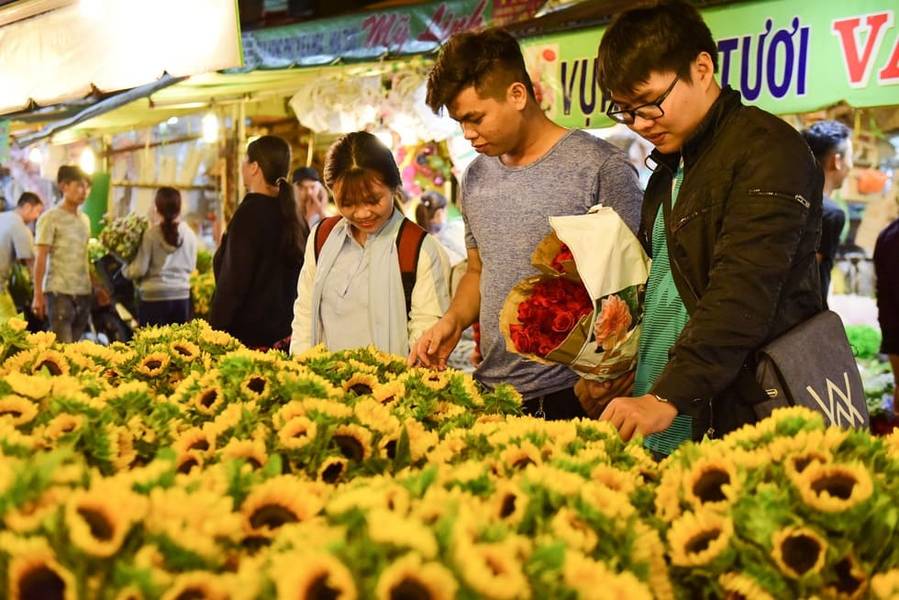 Chợ Hồ Thị Kỷ về đêm