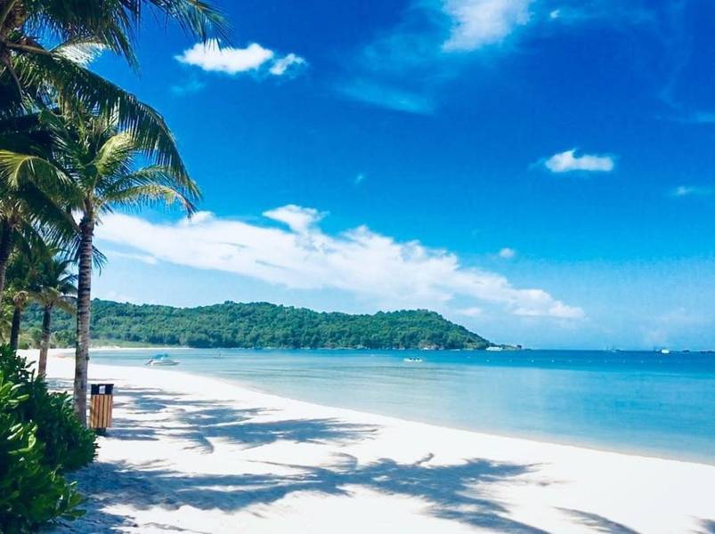 Bãi Dài là bãi biển cát trắng ở Tây Bắc đảo