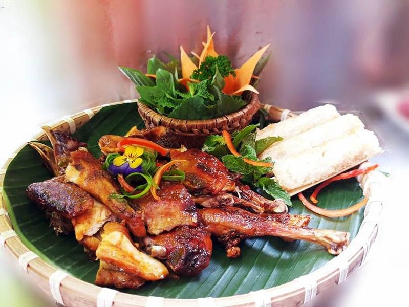 Cơm lam gà đồi nướng