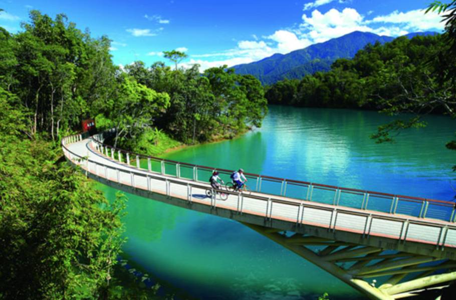 Đạp xe khám phá cảnh quan thiên nhiên