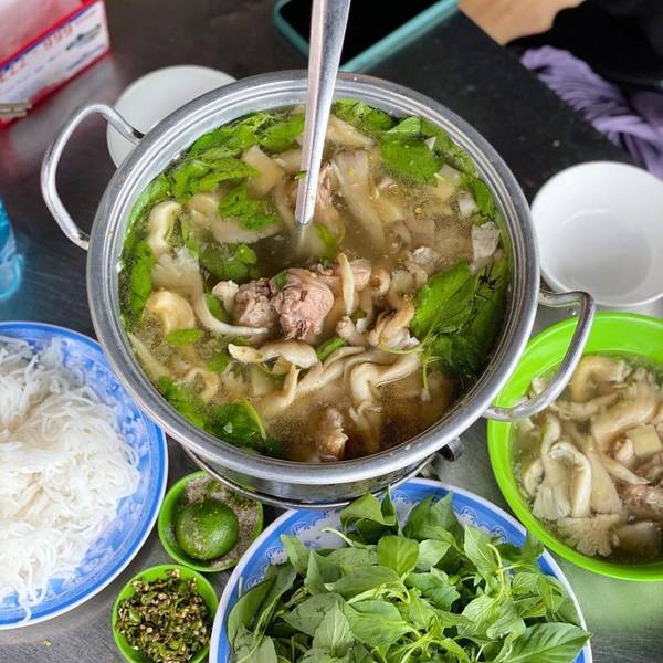 Lẩu gà lá é Đà Lạt